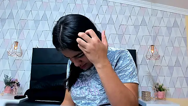 CloheBell online show from April 23, 2026, 8:44 pm