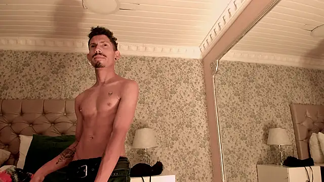 NoaahTylor online show from April 18, 2026, 4:05 am