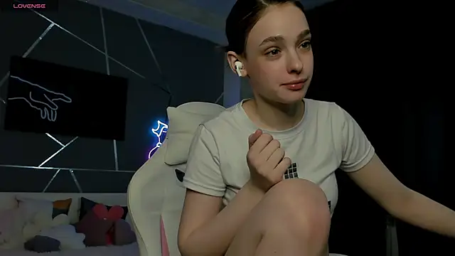 Snapshot of naomi_reiss chatting on May 26, 2026, 1:23 am naomi reiss online show from May 26, 2026, 1:23 am