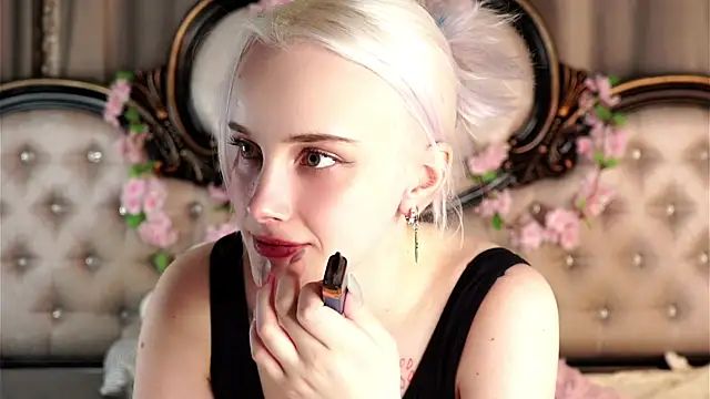 KirstinMcgeady online show from April 21, 2026, 11:27 am