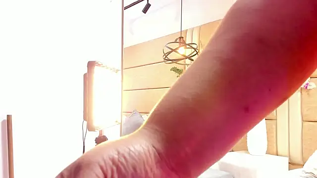 Snapshot of VanessaLanz chatting on May 4, 2026, 12:23 pm VanessaLanz online show from May 4, 2026, 12:23 pm