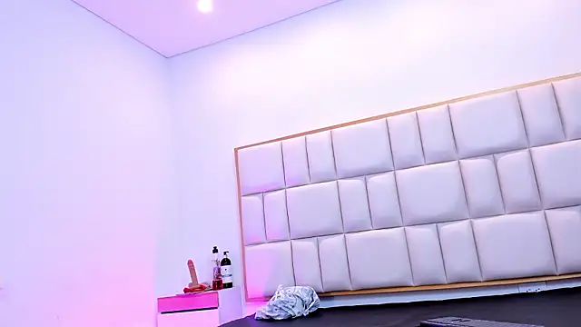 Violetta-foxx online show from March 27, 2026, 7:24 pm