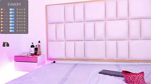 Violetta-foxx online show from April 15, 2026, 7:32 pm