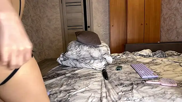 yourselenas online show from April 5, 2026, 4:15 pm