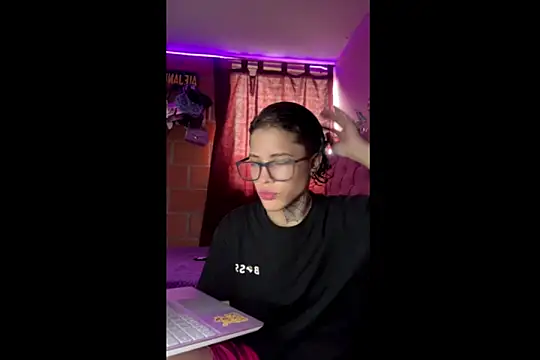 Ale cuzz online show from April 21, 2026, 7:50 pm