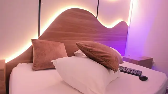 ariadna boneville online show from April 10, 2026, 2:39 am