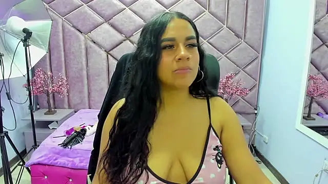 Snapshot of Scarlett_Moom chatting on June 21, 2026, 2:25 am Scarlett Moom online show from June 21, 2026, 2:25 am