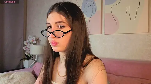 Snapshot of Emily_Lews chatting on June 8, 2026, 9:09 am Emily Lews online show from June 8, 2026, 9:09 am