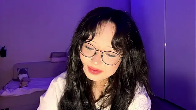 KateGlowee online show from March 5, 2026, 2:35 pm