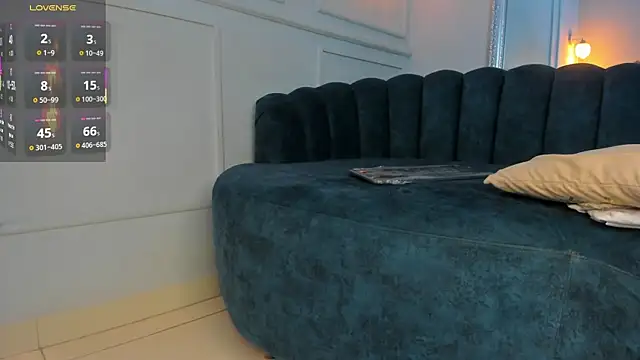 Zafiro21  online show from April 22, 2026, 7:37 pm