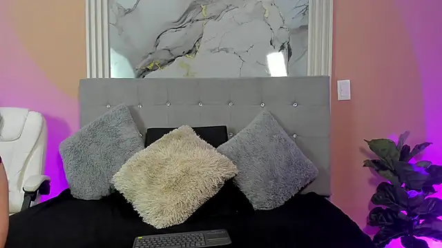 Ivy Heat online show from April 22, 2026, 1:52 am