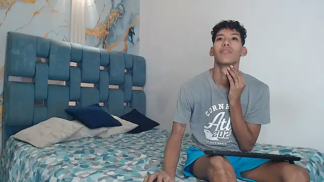 GREEN BOYS online show from April 8, 2026, 7:14 pm