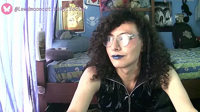 Snapshot of lewd_mooncat chatting on May 28, 2026, 7:44 pm lewd mooncat online show from May 28, 2026, 7:44 pm