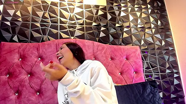 angeldreams15  online show from April 20, 2026, 9:38 pm