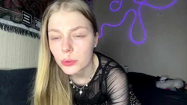 CassandraMur online show from February 18, 2026, 5:09 pm