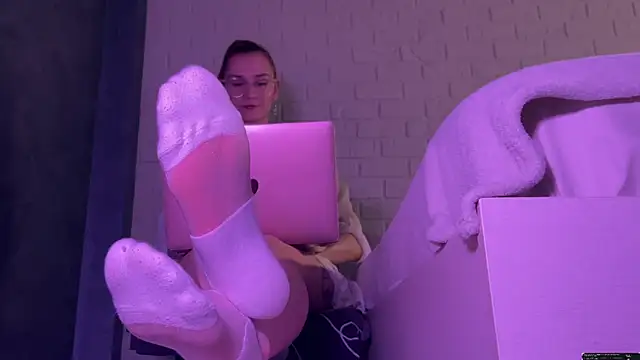 missmiroslava online show from April 25, 2026, 2:25 pm