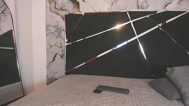 Couple In Heat online show from April 20, 2026, 9:05 pm