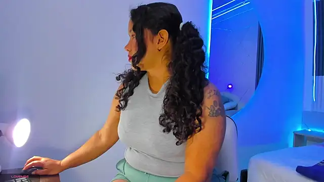 Leila rossi online show from March 5, 2026, 2:51 am