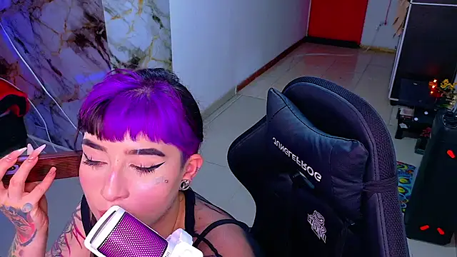 nova kitttyy online show from April 19, 2026, 1:27 am