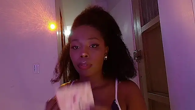 Lunaruiz online show from March 12, 2026, 6:19 am