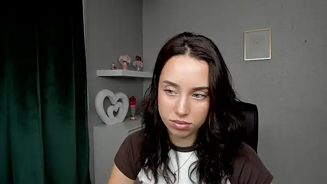 Snapshot of AdeleSolo chatting on June 4, 2026, 5:35 am AdeleSolo online show from June 4, 2026, 5:35 am