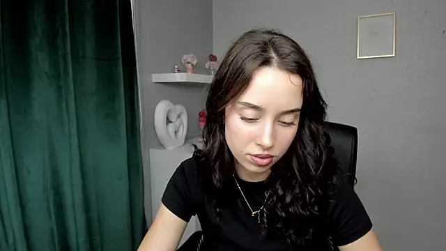 Snapshot of AdeleSolo chatting on June 10, 2026, 6:23 am AdeleSolo online show from June 10, 2026, 6:23 am