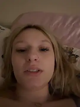 Snapshot of hyperafterdark chatting on April 12, 2026, 2:44 pm hyperafterdark online show from April 12, 2026, 2:44 pm