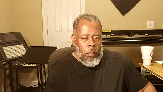 Cleozevo1961 online show from June 18, 2026, 3:18 am