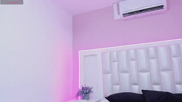 Liia Collins online show from April 11, 2026, 5:17 pm