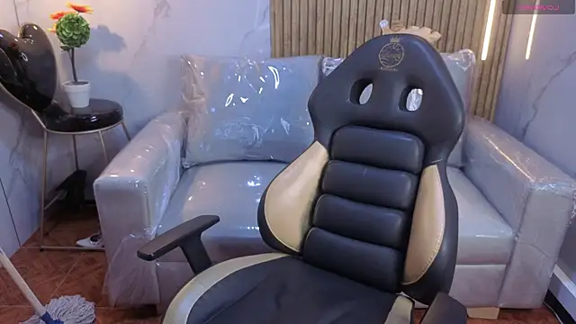 Sweett liia  online show from April 21, 2026, 1:42 am