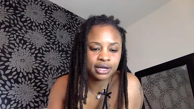 Snapshot of thehoneyhazel chatting on May 3, 2026, 4:07 am thehoneyhazel online show from May 3, 2026, 4:07 am