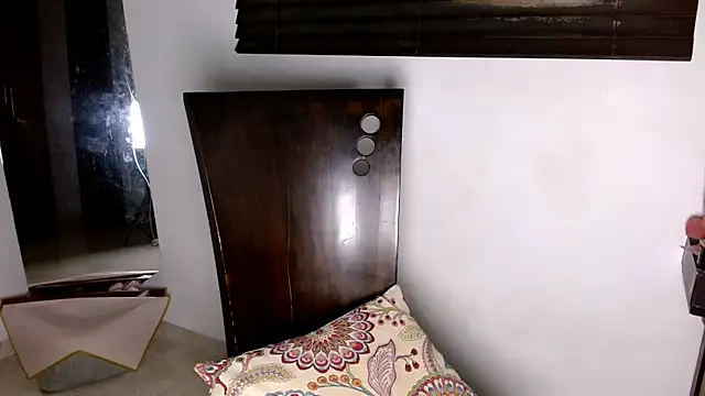 MiaDiamontLatin online show from April 21, 2026, 1:42 am