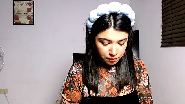 MiaDiamontLatin online show from April 22, 2026, 3:09 am