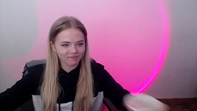 FoxiLana online show from March 5, 2026, 8:32 am