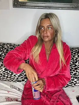 ScarlettGold  online show from April 22, 2026, 4:37 am