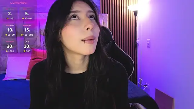 chloe bluee  online show from April 21, 2026, 11:05 am