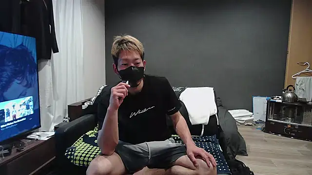 ryuaaaaa online show from April 18, 2026, 1:04 pm