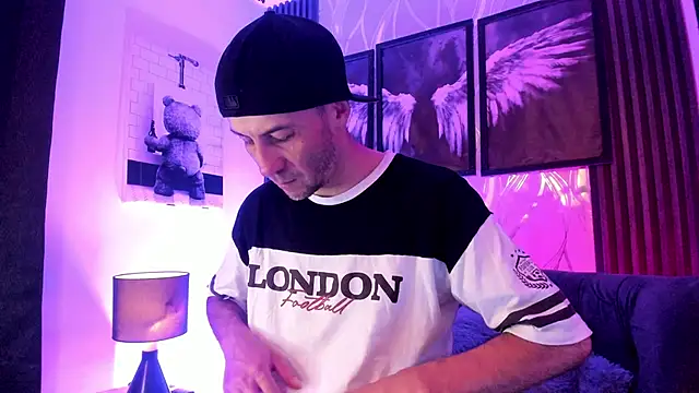 Milanwhite  online show from March 5, 2026, 11:39 am