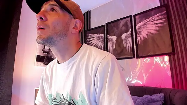 Milanwhite  online show from March 6, 2026, 11:39 am