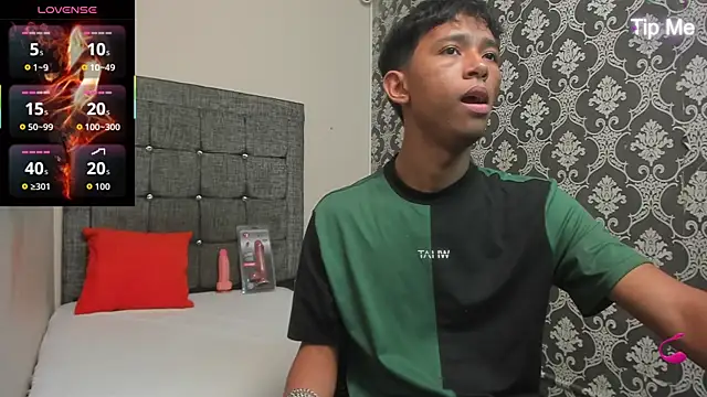 Little Twink19x online show from April 18, 2026, 7:58 pm