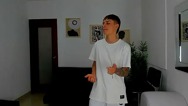 crazyhouse01 online show from March 5, 2026, 7:43 pm