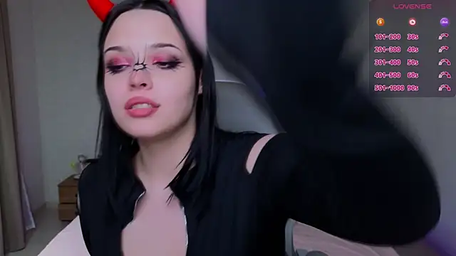 DorisLuxury online show from April 15, 2026, 8:53 pm