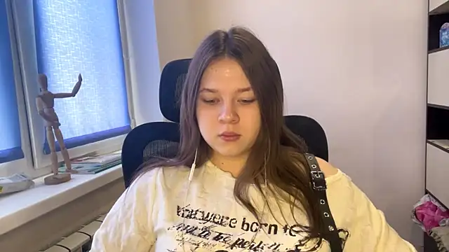 TomikoPfau online show from March 1, 2026, 7:54 am