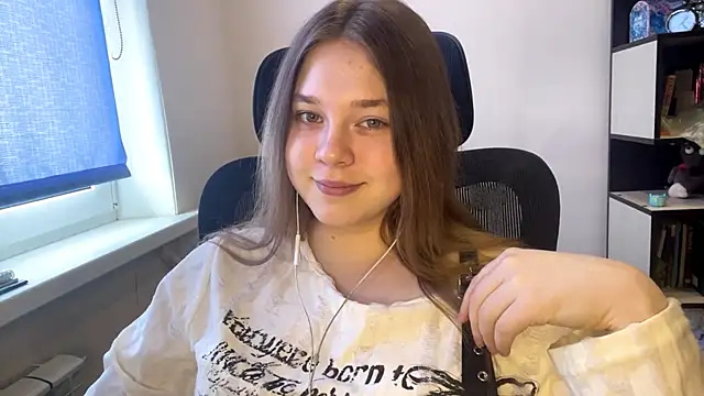 TomikoPfau online show from March 19, 2026, 10:08 am