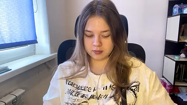 TomikoPfau online show from March 23, 2026, 7:34 am