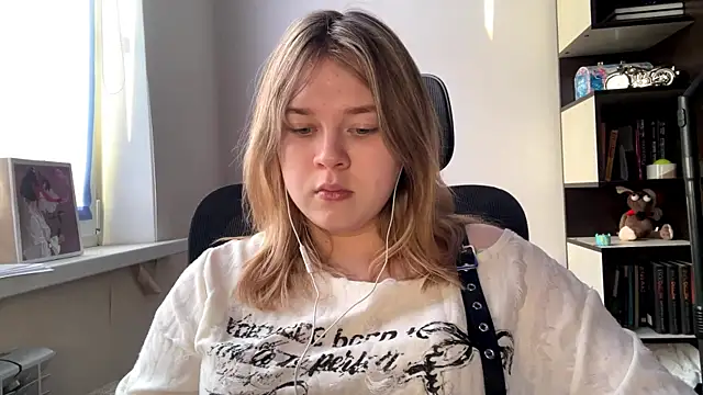 TomikoPfau online show from April 17, 2026, 2:09 pm