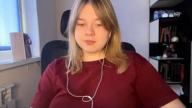 TomikoPfau online show from April 20, 2026, 11:13 am