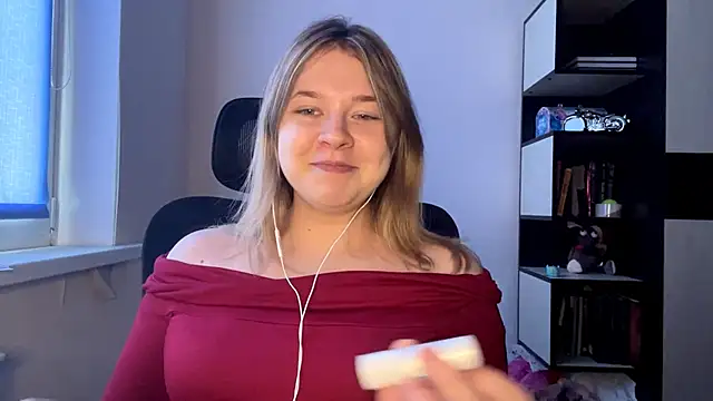 TomikoPfau online show from April 21, 2026, 7:36 am