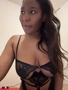  MillaCruz online show from April 27, 2026, 7:56 pm