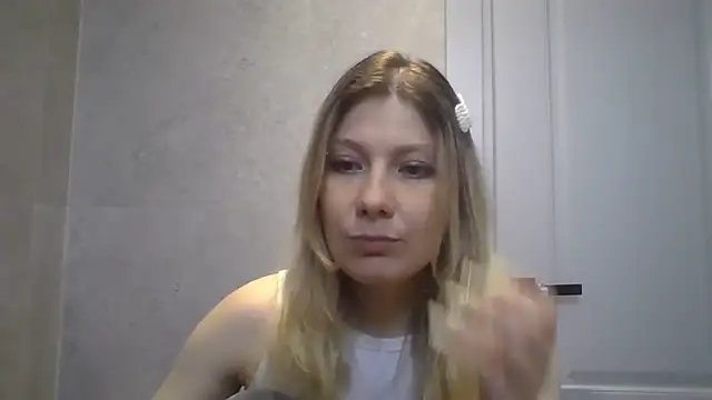 Foxy Bright online show from March 9, 2026, 1:26 pm